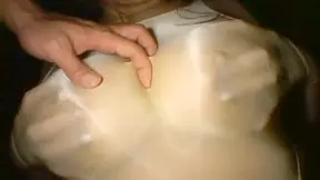 Modelo asiática con tetas grandes muestra su cuerpo al mundo