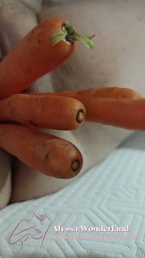 Stretching Her Loose Pussy By Inserting Carrots