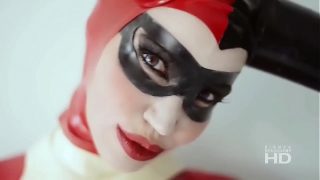 Bộ ngực khổng lồ Harley Quinn Cosplayer Tước và thủ dâm