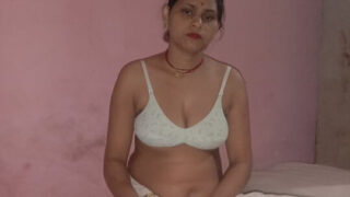 Развратная девчонка лижет задницу, а потом её узкую дырочку жёстко трахают.