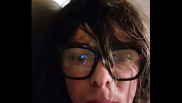 Comi&eacute_ndome el facial de semen lechita rica en la cara