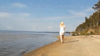 Huge butt inside a dress on the beach