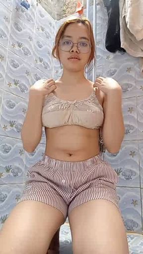 Abg kacamata omek di kamar mandi