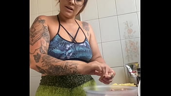 CASADA GRAVA VIDEOS COZINHANDO NA INTERNET MAS NA VERDADE ELA SO QUER MOSTRAR A BUCETA