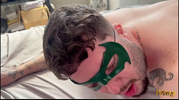 Depois de um longo dia de luta contra o crime, o her&oacute_i &eacute_ ajudado por seu parceiro a se aliviar (PAR&Oacute_DIA)