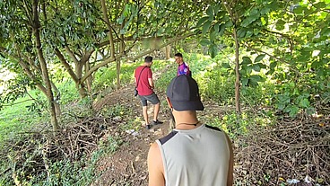 se aventurando na floresta!