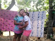 lesbiana excitada le es infiel a su novia con la mejor amiga culona en el patio de la casa