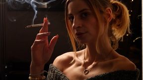 Art of Smoke: Eve’s Elegant Cigarette Performance