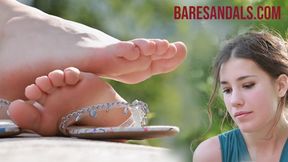 Elisa rests her feet and soles on her sandals - Video update 13286 HD