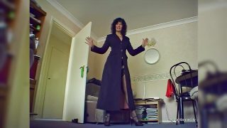 Store pupper brunette MILF Sarah Beattie i strømper, høye hæler knullet i røff anal gruppesex