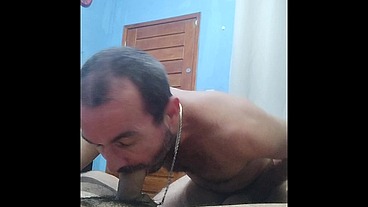 Mamando o entregador.