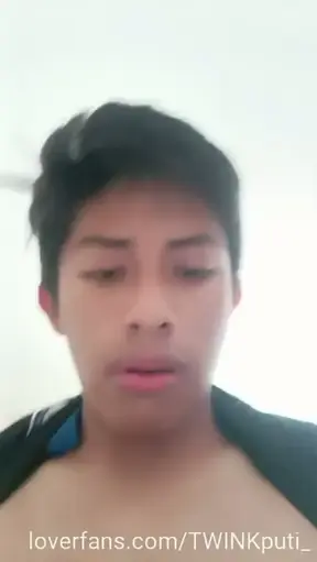 El es bisex juega fútbol y es pasivo y la mamá bien