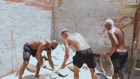 trabalhando na obra com um amigo e o encarregado tava todo cheio de graca. safado pra pagar nossa diaria exigiu que a gente fudesse ele. - completo