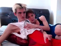 Amateur twinks hosting a gay orgy