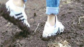 In the rain in sneakers MP4(1280x720)FHD