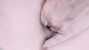 nue en string, je m excite de mes p tits doigts. filme a main levee pour ...