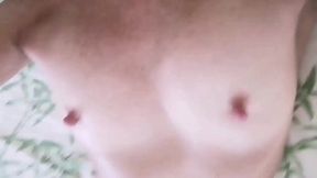 nue en string, je m excite de mes p tits doigts. filme a main levee pour ...