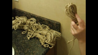 Bağlanmış ve maskelenmiş lezbiyenler Madison Young, Bianca Stone ve Sadie Lune, ateşli BDSM anal aksiyonunda.