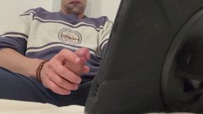Me masturbo viendo porno y me corro mucho