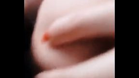 se abre las nalgas y ya tiene la cola dilatada