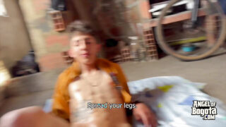 POV ulkona satulaa jyskytys: nuoret espanjalaiset amatöörit isoilla kulleilla menevät julkisesti