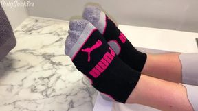 Tania Amazon gives sneaky footjob in the bathroom
