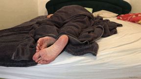 WAKING UP SOLES UNDER BLANKET FEET - MOV HD