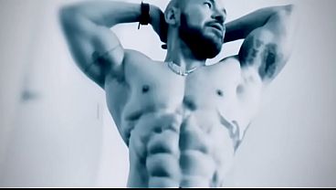 Marco Aldrete es un puto chacal sexy y caliente que se desnuda para ti y se golpea sus bolas