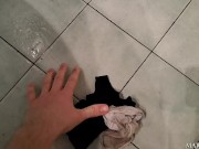 filmarsi nudi mentre si piscia sui propri indumenti sporchi e strizzarli in mano