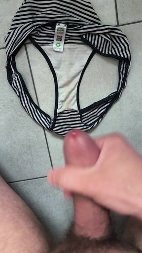 Cum in pantie
