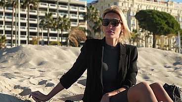 La belle Anouk est destinée à la luxure...