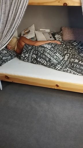 Mokré probuzení(silonky,hračky,nozicky ,oblékání ,svlékání a mučeni