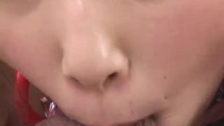 Koyuki Matsumoto przebrana za seksowną pielęgniarkę, siedzącą na twarzy i ssącą penisa