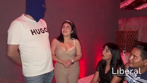 Cuckold Real - Pareja swinger permite que la esposa folle con un single enfrente de su cornudo esposo y se vuelve hotwife