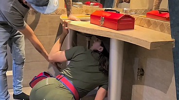 Sexo anal con el fontanero .Fontanero encuentra una herramienta más grande y la mete toda entera en su colita!