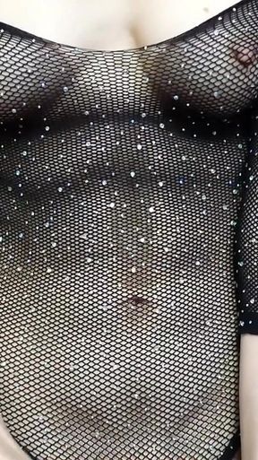 Red Nails, Belly Button and Abs to Mesmerize You