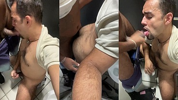 Homens com tesão fudendo no banheiro da academia.