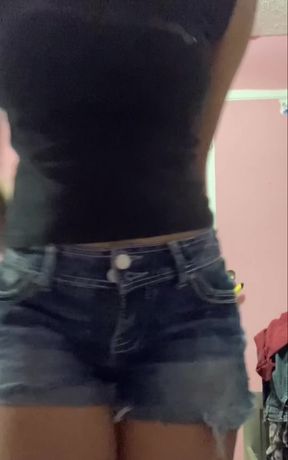 Amateur petite solo babe shows off her natural tits and ass