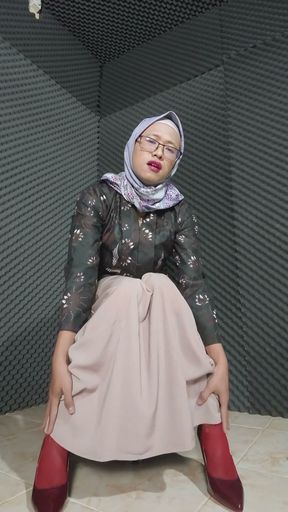 Big Tit Hijab Shemale in High Heels Masturbates