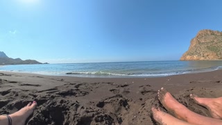 Mi esposa me pide que le ponga bronceador en playa pública 👉 😱