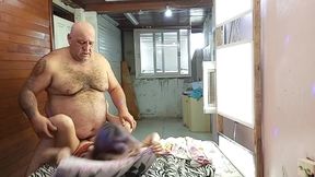 novinha chega a gozar 2 vezes com esse velho bom de cama