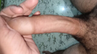 Offentlig solo tjejfilm med unga arabiska homosexuella i piercing som får creampie