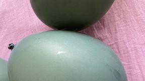 Estourando balões na CAMA com as unhas estilo ASMR