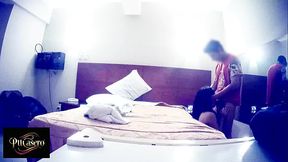 En el telo me la empieza a chupar y despu&eacute_s quiere que se la meta, pero alguien nos esp&iacute_a SHORT