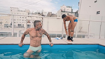 ENCONTRÉ EN LA PISCINA DE MÍ EDIFICIO UN DELICIOSO BRASILEÑO XL Y ME DEJÓ SUS MECOS EN MI AGUJERO