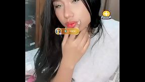 jolie femme montre sous sa jupe