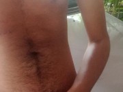 Batendo punheta do lado de fora em publico