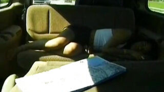 Küçük Latin güzeli açık havada anal ilişkiye giriyor ve içine boşalıyor.