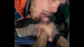 Novinho chupeteiro engolindo gozo