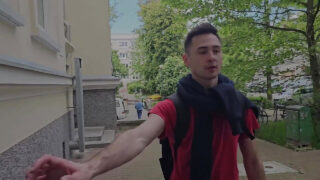 Amatör eşcinsel fahişeler, büyük penisle anüslerinden sikiliyorlar.